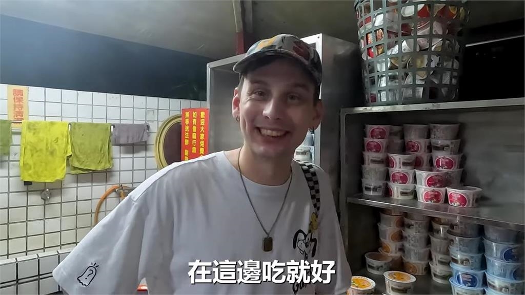 吃泡麵求明牌?凌晨體驗台灣民俗求財法 德國小子喊:神明保佑我