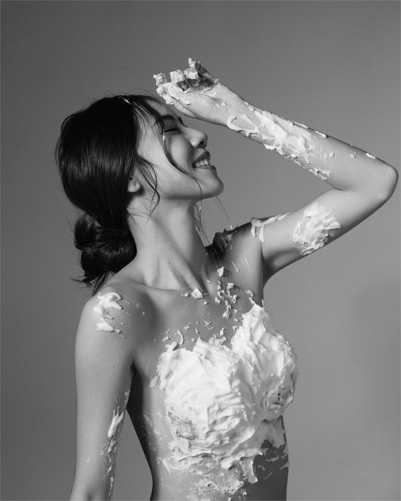 學妹太扯！最頂練習生「純欲戰袍」沒穿好　側身洩「萬惡陰影」網暈爛：給過