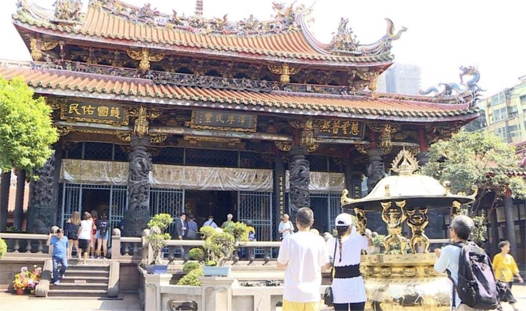 「嘸頭路」去找觀世音菩薩!龍山寺「解籤人待遇」曝網喊:真.佛心頭家