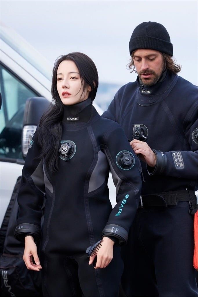 迪麗熱巴冰島「緊身衣潛水」起伏被看光!「暗藏流量猛獸」網狂截圖:意外有料