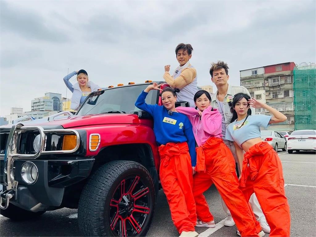 慈妹極短上衣露蠻腰!站高高「不穿鞋猛踩」馬殺雞服務網嗨:哪裡報名