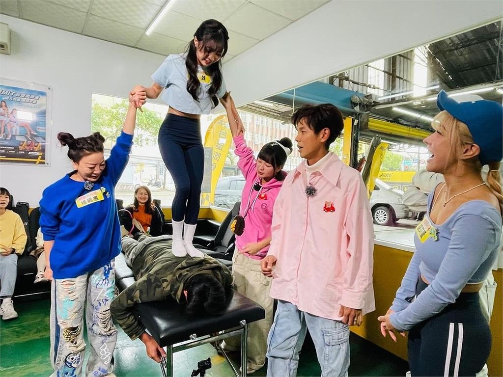 慈妹極短上衣露蠻腰!站高高「不穿鞋猛踩」馬殺雞服務網嗨:哪裡報名