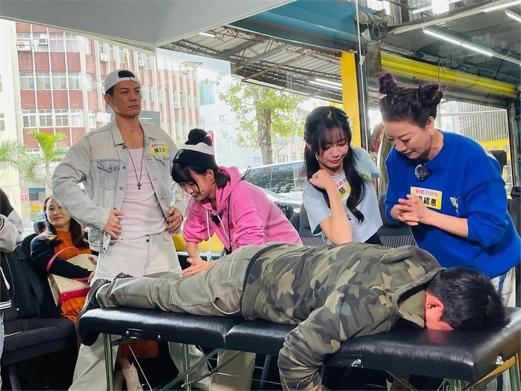 慈妹極短上衣露蠻腰!站高高「不穿鞋猛踩」馬殺雞服務網嗨:哪裡報名