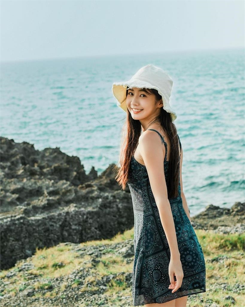 慈妹極短上衣露蠻腰!站高高「不穿鞋猛踩」馬殺雞服務網嗨:哪裡報名