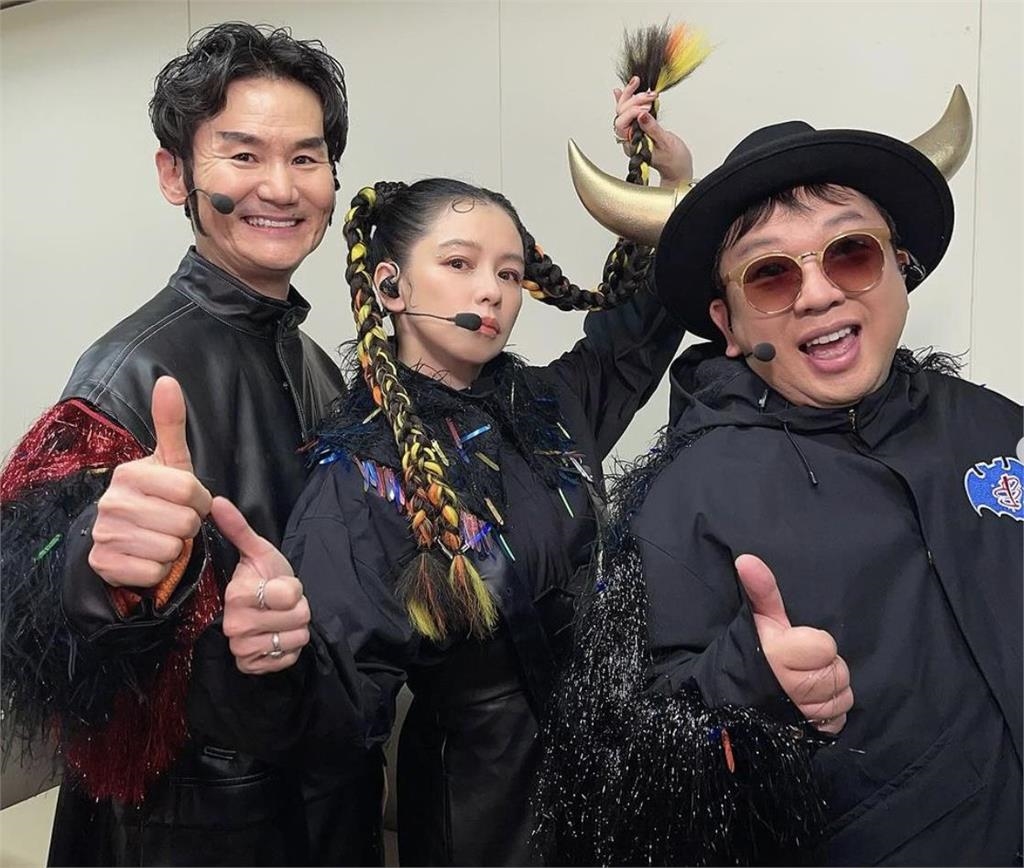 徐若瑄「歸隊黑色餅乾」登紅白!對比「昔日舊照」網嘆:夢回25年前