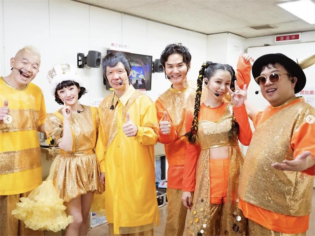 徐若瑄「歸隊黑色餅乾」登紅白!對比「昔日舊照」網嘆:夢回25年前