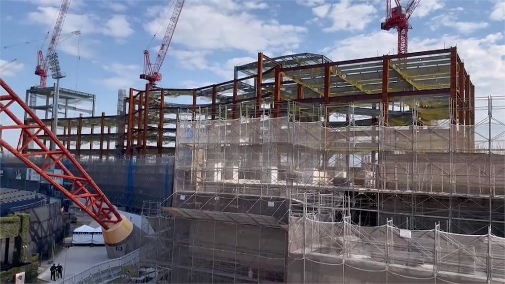 五月天洲際棒球場開唱 附近工地有人爬鷹架看免費