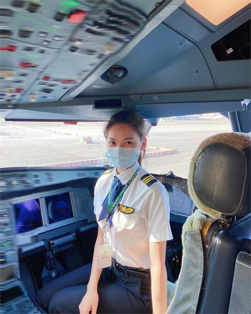 美少女機長「脫了」新年大爆擊！偶像級身材全曝光網驚：第1天就這麼兇