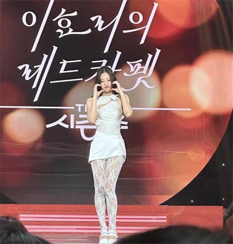 「人間香奈兒」大崩壞?Jennie激短裙「直逼禁區」救不回災難下半身