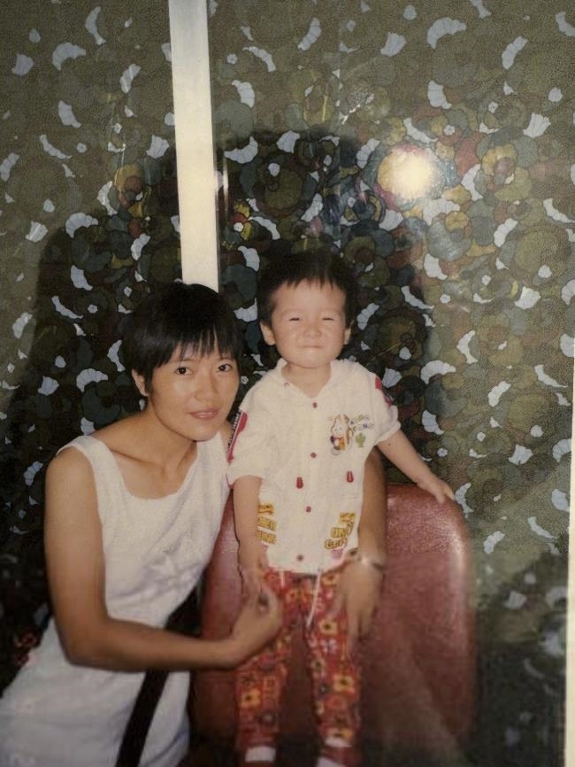 高圓圓20年前就當媽？星爺兒子曝「港風辣媽母舊照」嚇歪網：有夠像