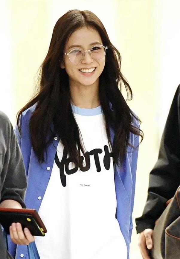 Jisoo沒開濾鏡「真實樣貌現形」!「仰頭視角」掀網狂放大:沒道理