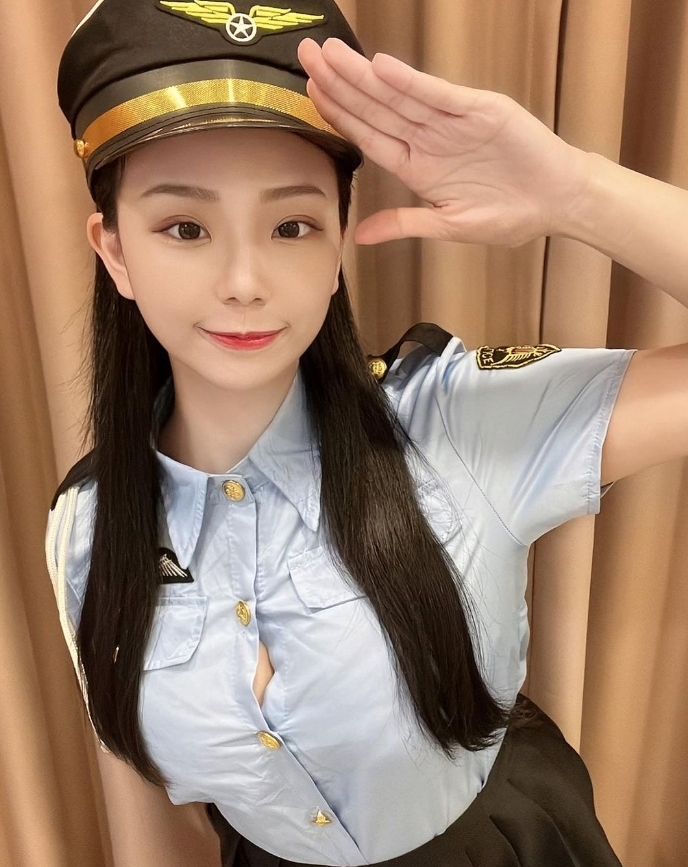 超哥日料店「正妹店員」身分被挖！私下辣照「扣子被撐爆」網嗨：超派