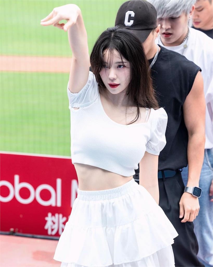 李多慧機上黑絲襪Look「下身驚見百慕達」!辣到網崩潰:這誰扛的住