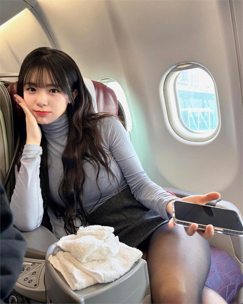 李多慧機上黑絲襪Look「下身驚見百慕達」!辣到網崩潰:這誰扛的住