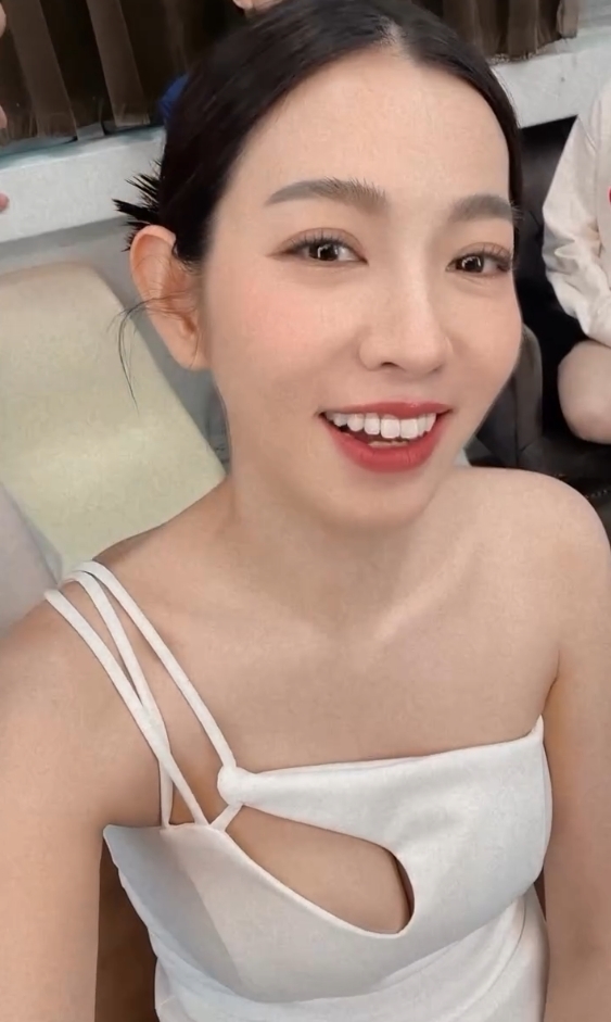 米可白單肩禮服藏「神秘破洞」！鏡頭往下一拍「魔鬼領域」全外洩