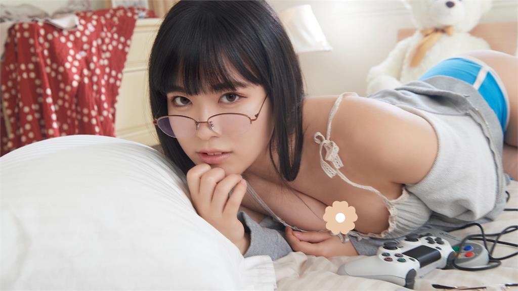 鋼彈女神躺床「彈出大魔王」打電動！激變「純慾眼鏡娘」網沒了：太刺激…