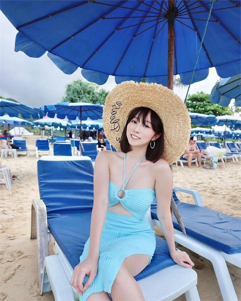 斐棋上衣藏「心機挖洞」洩雪白肌！搭配激短裙「上下齊露」網暈：好辣