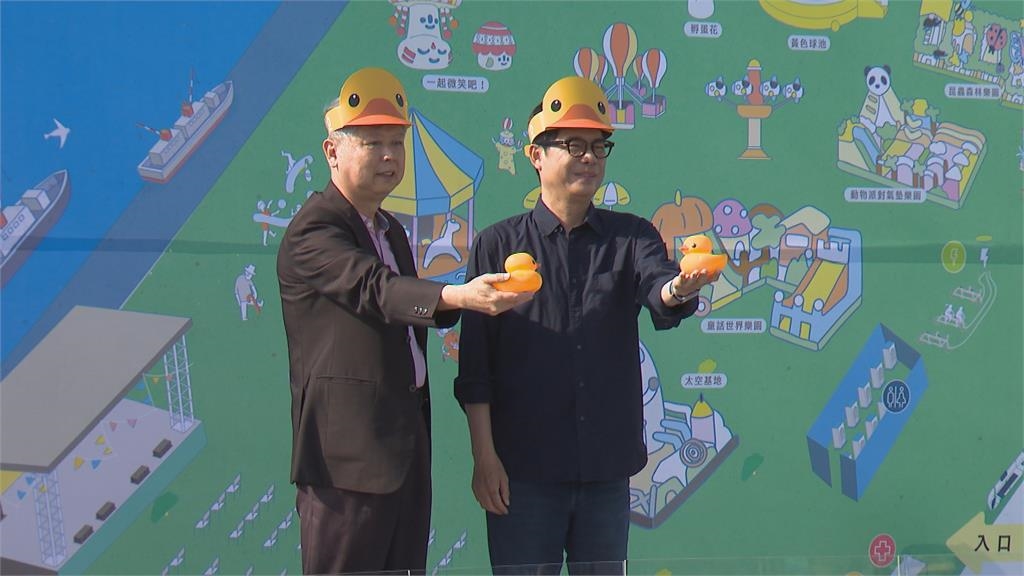 高雄碼頭變身「冬日遊樂園」 一次展出2隻黃色小鴨萌度加倍