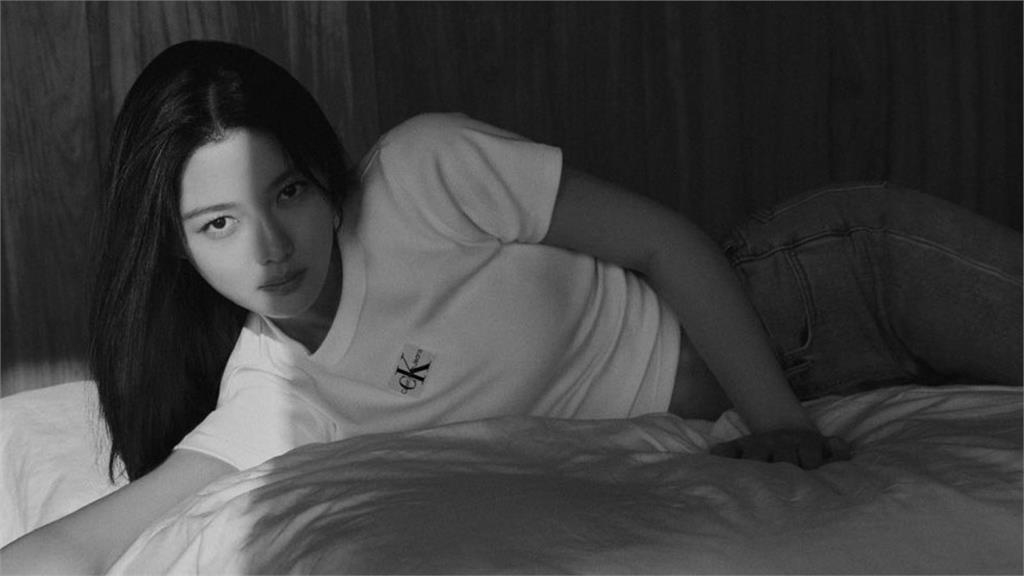 金裕貞罩衫抽真空「跑出私密線」！躺床勒出「白嫩棉花糖」網驚：合法嗎？