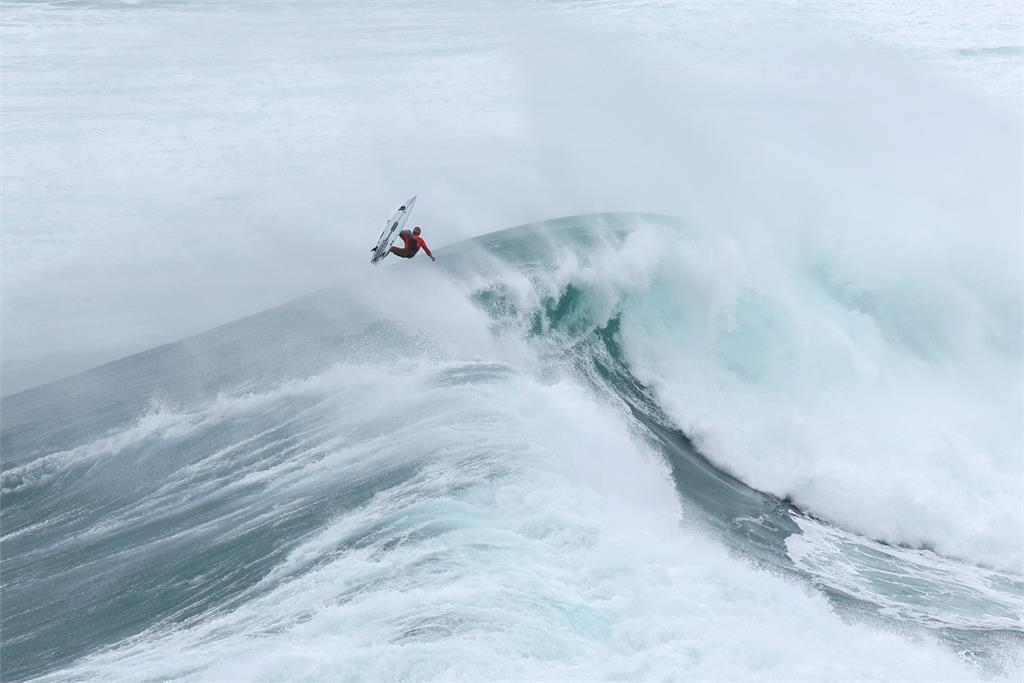 葡萄牙巨浪挑戰賽職業高手過招炫技　大批圍觀群眾大呼過癮