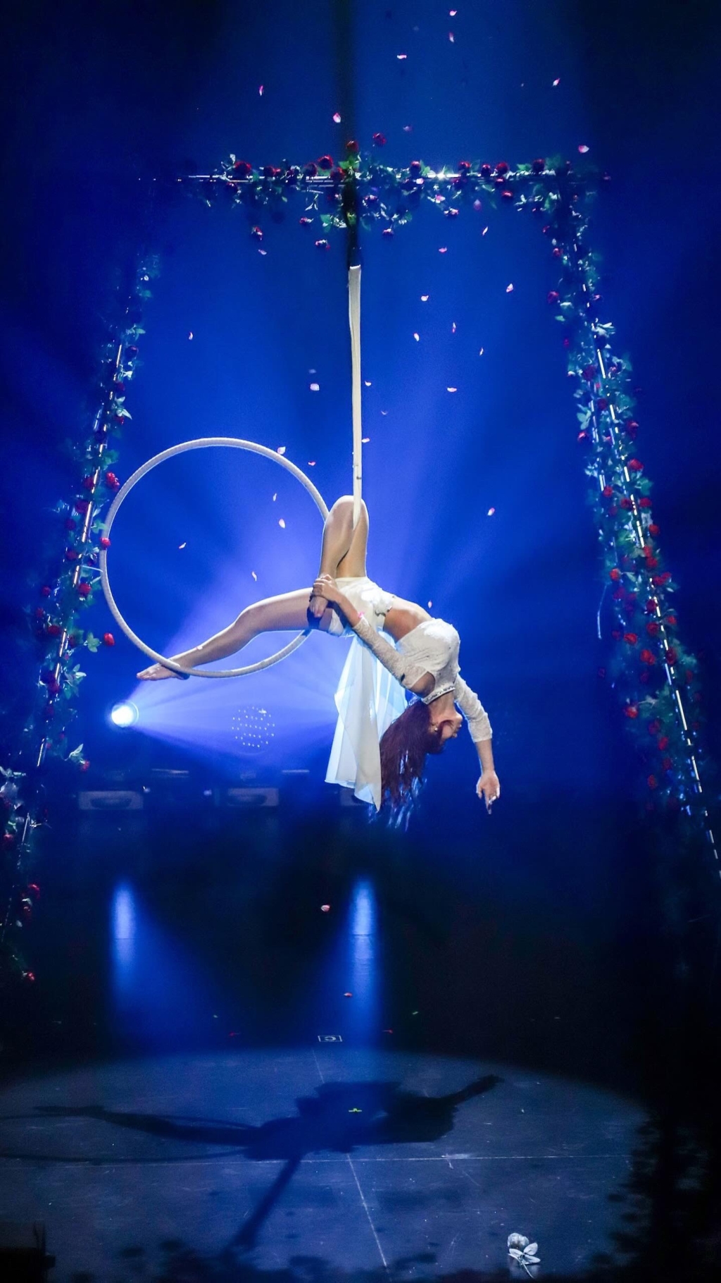 Fubon Angels紅髮安娜「空中環表演」苦練半年 優美如仙讓麋先生大讚「嫦娥奔月」!