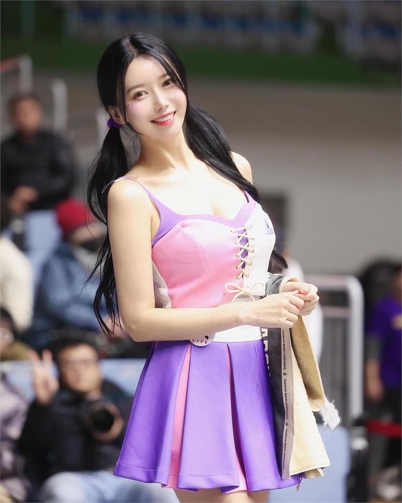 全民表妹雙馬尾化身「勝利精靈」!李雅英「小背心太緊」勒出暴力曲線