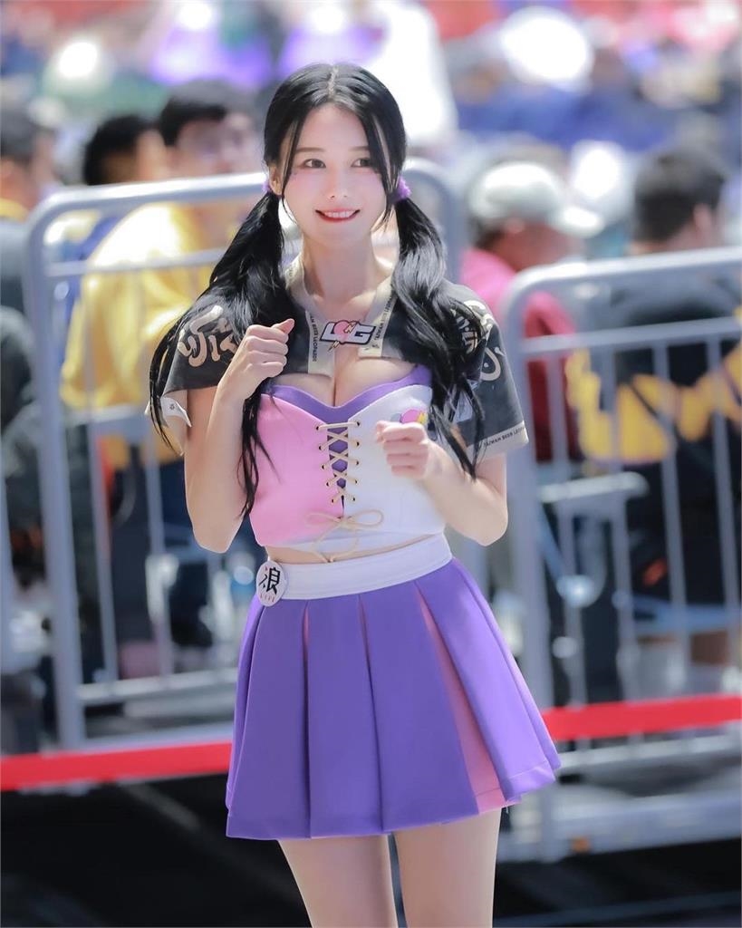 全民表妹雙馬尾化身「勝利精靈」!李雅英「小背心太緊」勒出暴力曲線