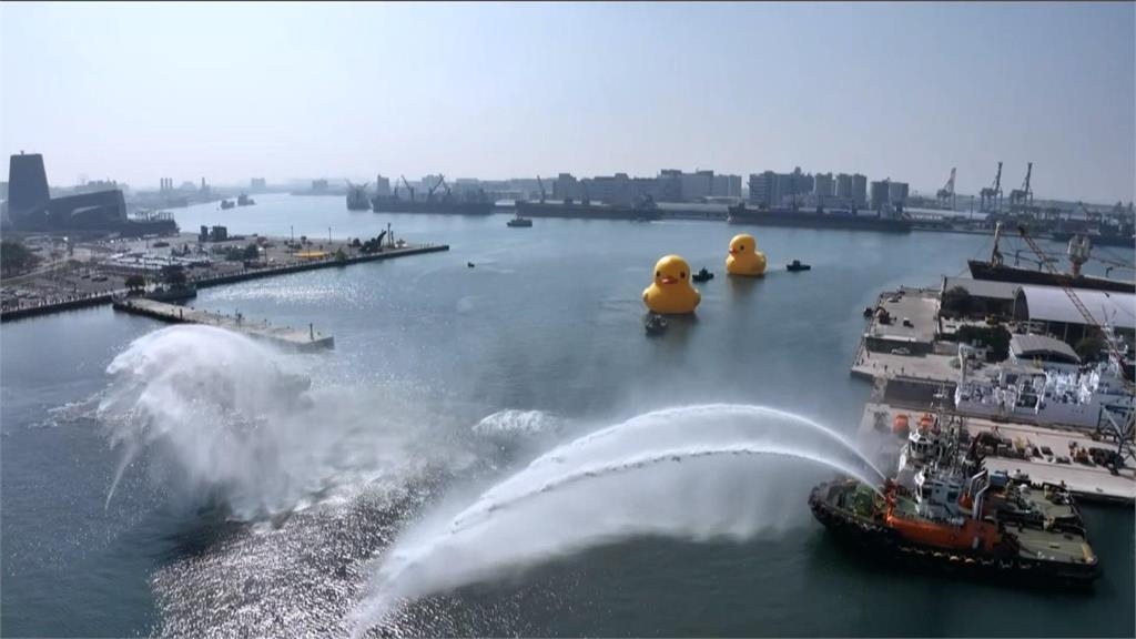 黃色小鴨回來了！　「雙鴨入港」雙倍療癒！陳其邁秀10年前合照