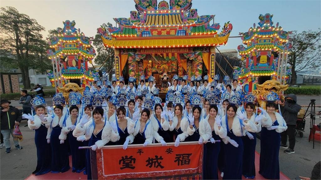 台南60名「深V禮生」舉旗香炸!寒風狂吹「開放式戰袍」震撼畫面曝