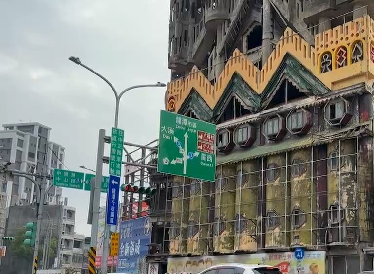 蓋30年還沒完工! 龍潭"怪怪屋"疑長高"多了尖塔"