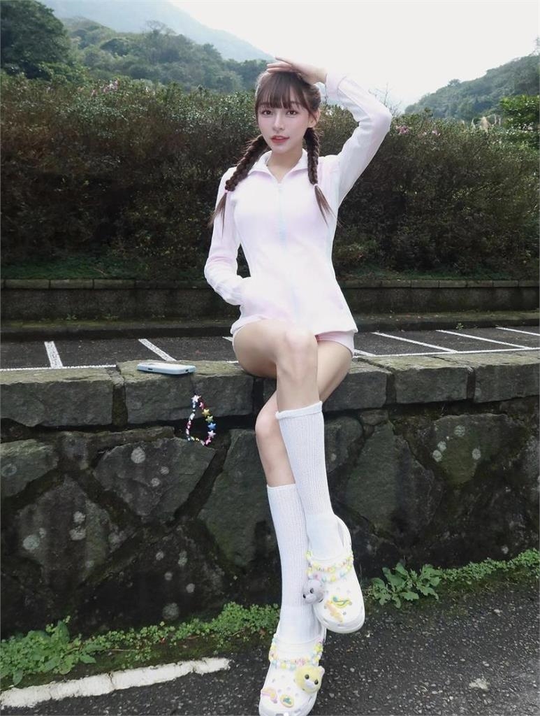 林襄「全身粉嫩」辣露雪白蜜腿！放鬆「透出神秘三角區」網心疼：太瘦了