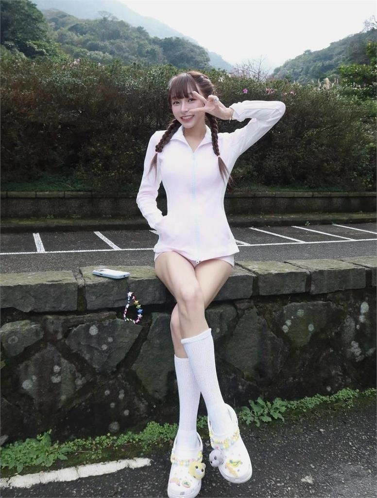 林襄「全身粉嫩」辣露雪白蜜腿！放鬆「透出神秘三角區」網心疼：太瘦了
