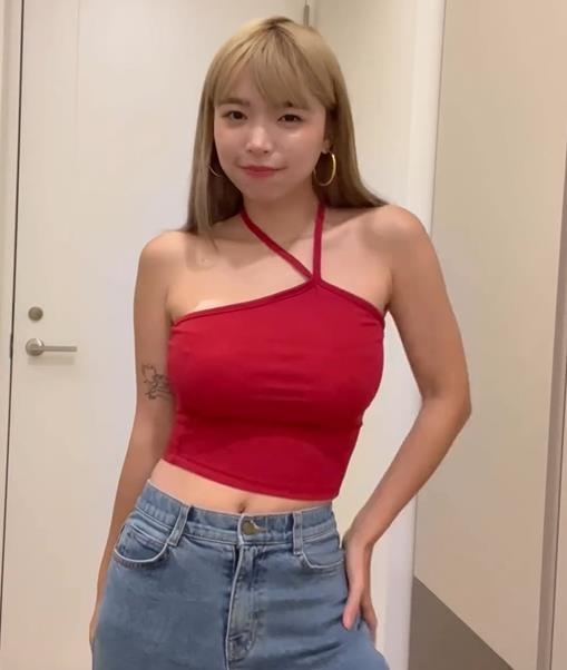 一隻阿圓分享泰國百元穿搭！第1秒「白Bra彎腰爆擊」網：沒在看衣服