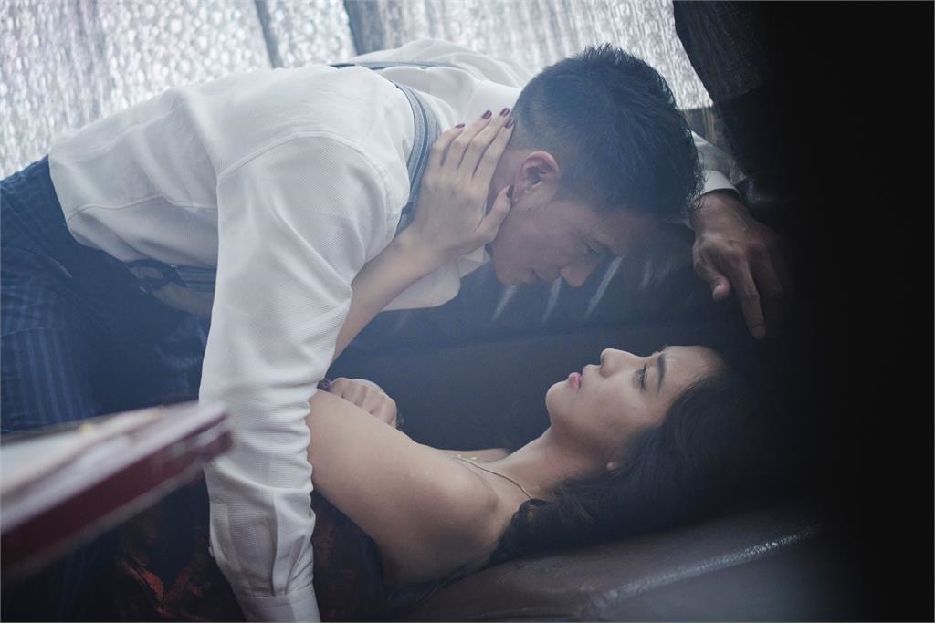 周曉涵《商魂》尺度暴走畫面曝！絲襪玉足挑逗...「忘情激戰」多到失憶