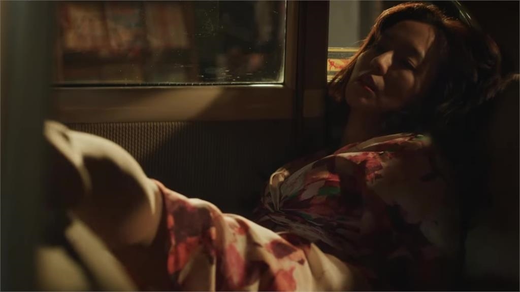 周曉涵《商魂》尺度暴走畫面曝！絲襪玉足挑逗...「忘情激戰」多到失憶