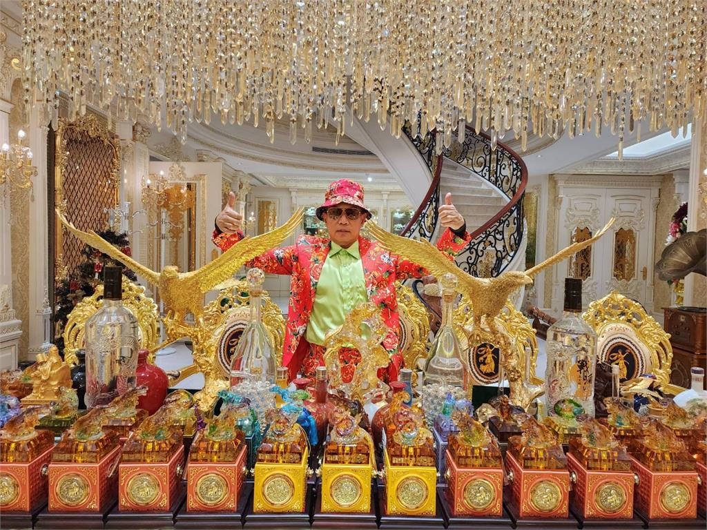 竹北吊車大王「狂事蹟」再+1!撒20萬把藍寶堅尼「貼滿大花」照片曝