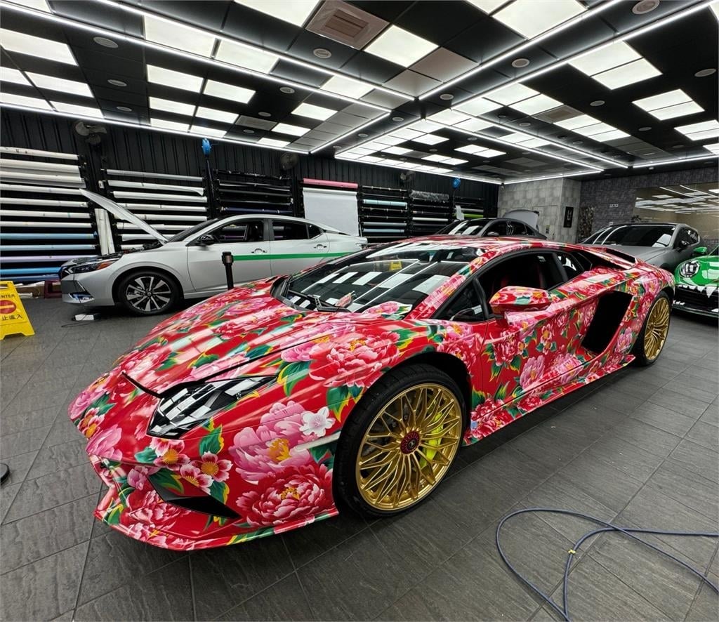 竹北吊車大王「狂事蹟」再+1!撒20萬把藍寶堅尼「貼滿大花」照片曝