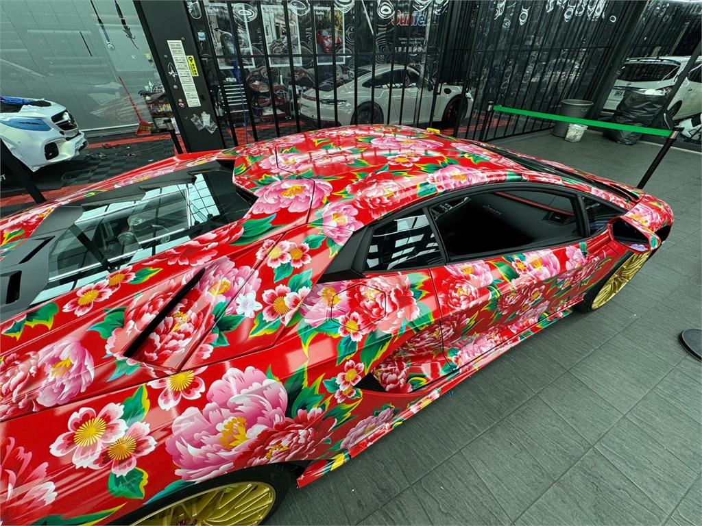 竹北吊車大王「狂事蹟」再+1!撒20萬把藍寶堅尼「貼滿大花」照片曝