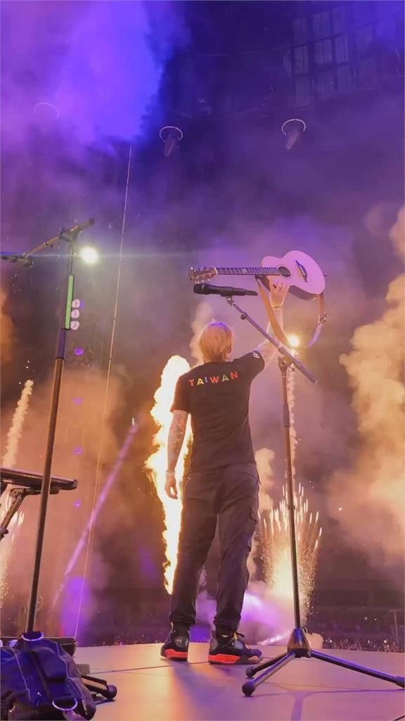 紅髮艾德「穿台灣T恤」大唱《Shape of You》 感性秀台語:多謝高雄