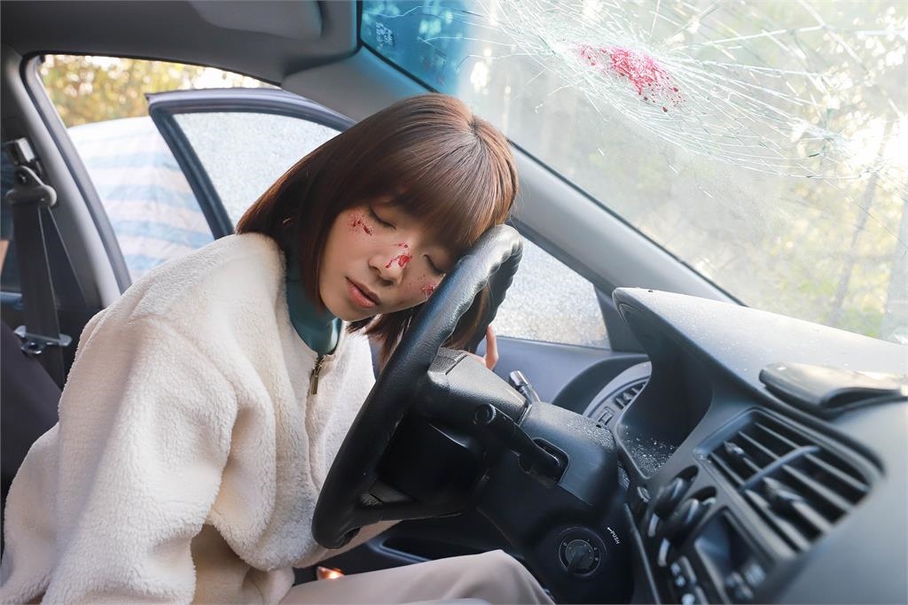 周宇柔《愛的榮耀》駕車高速追撞傅小芸!「出意外自撞圍欄」事發畫面曝光