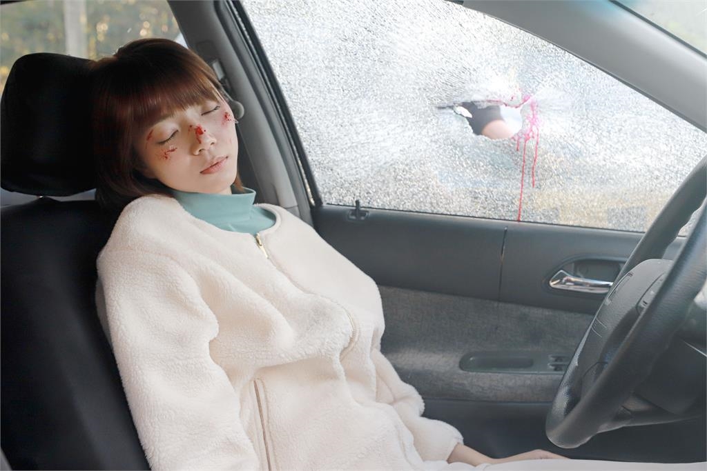 周宇柔《愛的榮耀》駕車高速追撞傅小芸!「出意外自撞圍欄」事發畫面曝光