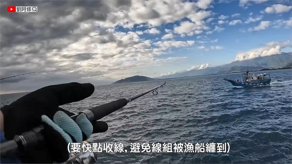 聽他的釣魚用這個!魚竟都比臉還要大 曝1必殺誘餌竿竿中