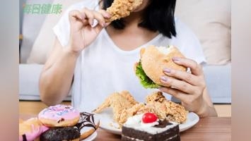 炸雞排恐致癌、肥胖又硬化血管！營養師揭5大隱憂　這樣吃「少1動作」就好