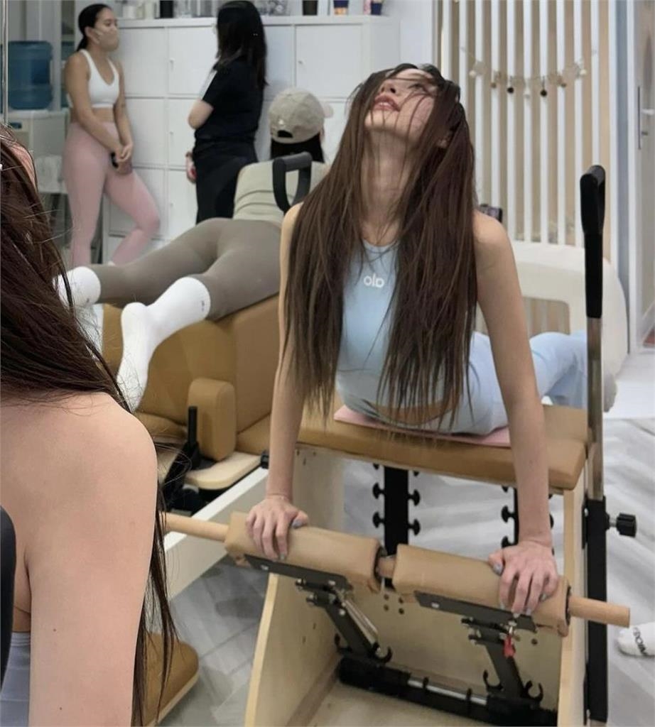 林襄1天1發「猛撐趴窩照」流出!披頭散髮「狼狽樣」網:晚上別看