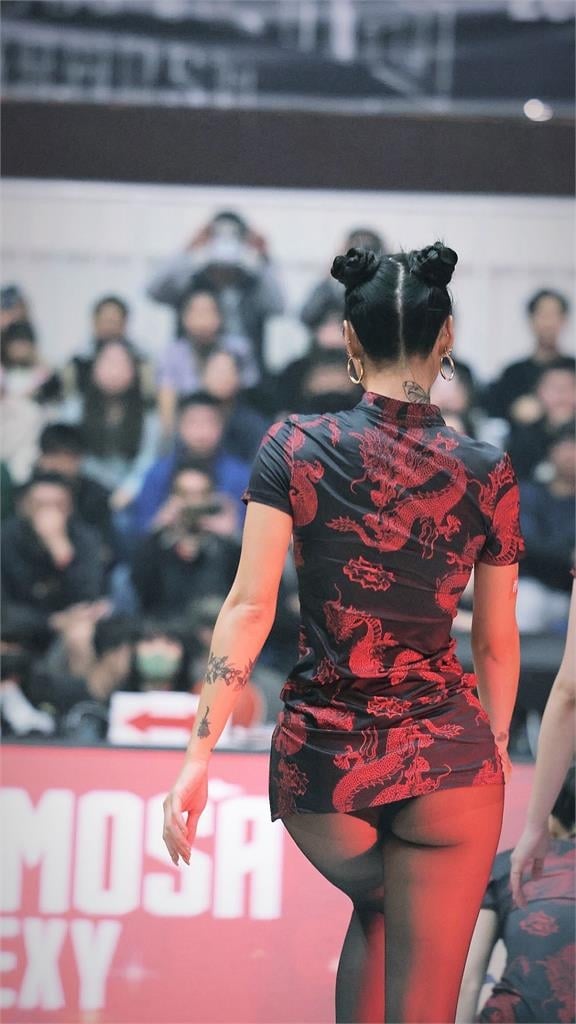 啦啦隊女神旗袍「炸股Look」畫面曝光！網讚「天生模特」：最後1張笑倒