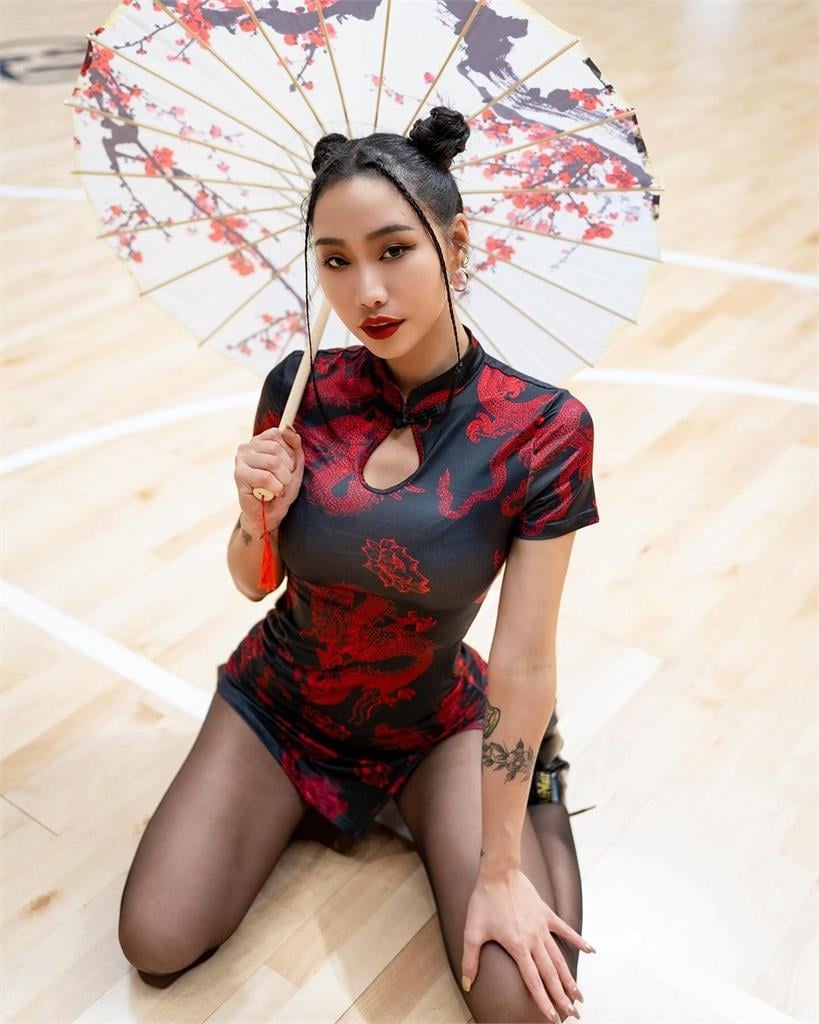 啦啦隊女神旗袍「炸股Look」畫面曝光！網讚「天生模特」：最後1張笑倒