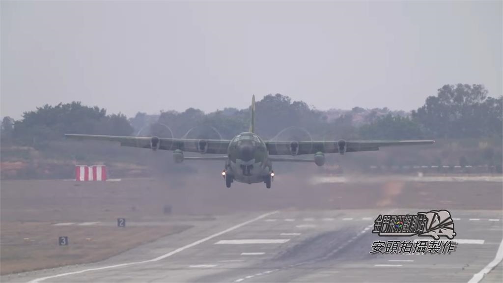 金門飛機降落遇東北季風狂搖 「蟹形」驚險進場網嚇:心都懸著