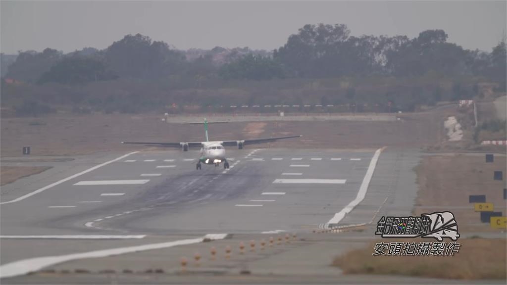 金門飛機降落遇東北季風狂搖 「蟹形」驚險進場網嚇:心都懸著
