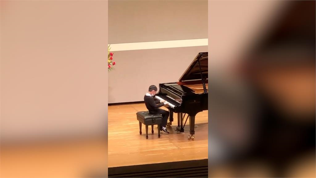 因鋼琴打開內心！全盲自閉男童完美彈奏《永遠同在》　吸引破千萬觀看感動全網
