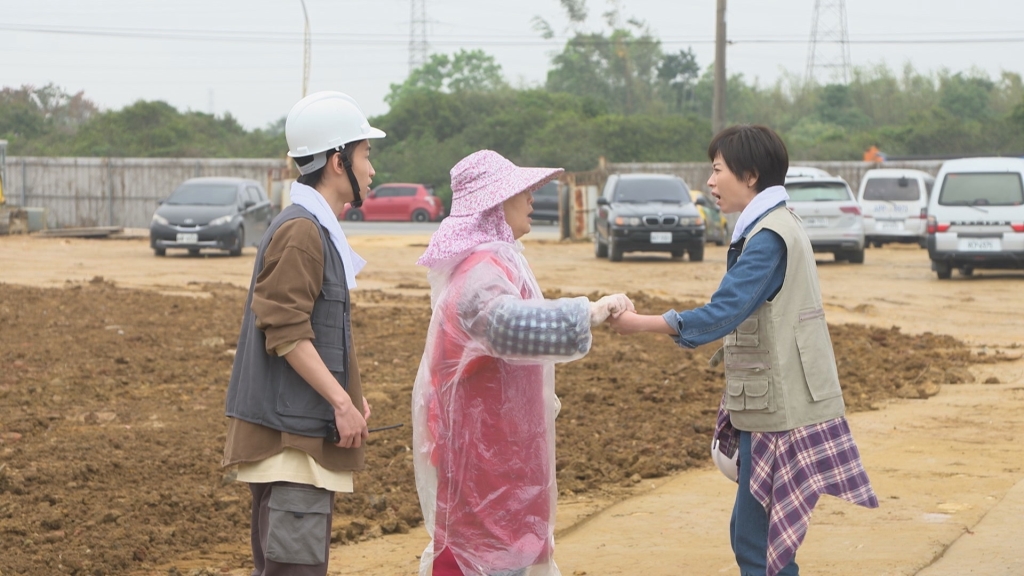 王瞳《愛的榮耀》不負「災難公主」封號 傅子純泡海水被她救 兩人未來關係成謎!